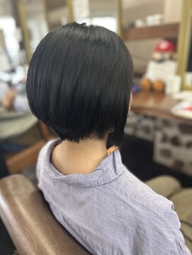 アート(art) 前下りショートボブで首元スッキリ