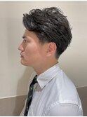 かきあげバングで洗練されたビジネスメンズヘア