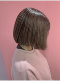 グレージュ × 切りっぱなしボブ