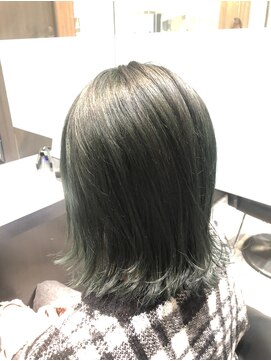 ファムバイアヴァンス(Femme by AVANCE.) オリーブ×モスグリーン×切りっぱなしボブ