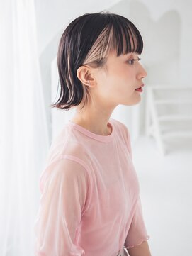 ディンプル 越谷駅前(DiMPlE) 10代20代人気の切りっぱなし外はねインナーホワイトショートボブ