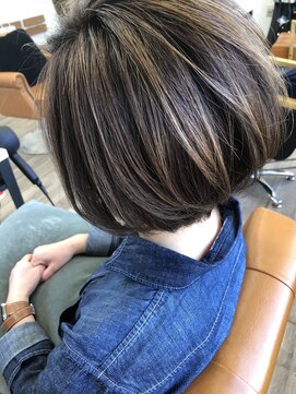 ヘアーワークスヴィクサス(HAIR WORKS VIXUS) 前下がりハイライトボブ