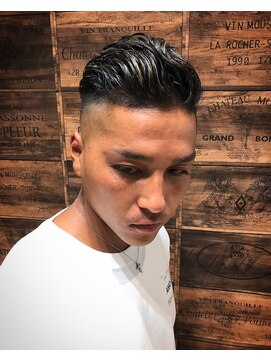 フォーコーナーズ(Four Corners) 【スリックバック】スキンフェードカット《刈り上げ》