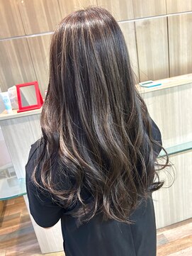 ラヴィエール(LAVIERE by R-EVOLUT) 白髪ぼかしハイライト　スモーキーアッシュ　レイヤーカット