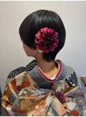 華やかな和装とシンプルでかわいいショートヘア 花飾り#1