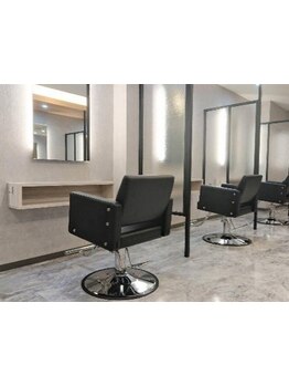 全席半個室の店内でスタイリストがマンツーマンで接客。【三島/髪質改善/学割U24】