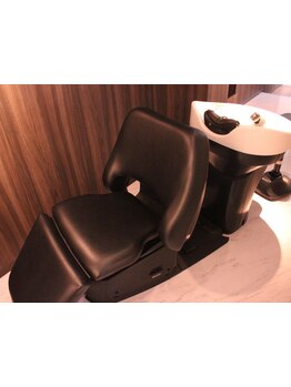 スタッフはみんなシャンプーに自信あり☆白髪のケアはまず健康な頭皮を育むことから始めましょう♪