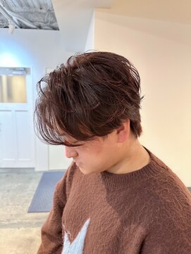 シー.(SHE.) センターパート×レッドブラウン