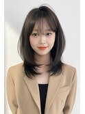 ココアベージュの小顔ミディアムくびれヘア