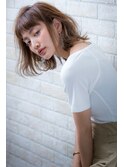 センターパートで厚めバングのくせ毛風小顔ふわミディマッシュ