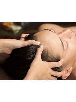 水やオイルを使わず頭皮をもみほぐす[ドライヘッドスパ]は忙しい人でも気軽に施術しやすく、癒し効果抜群♪