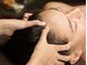 ヘアーサロン モカ(Hair salon MOKA)の写真/水やオイルを使わず頭皮をもみほぐす[ドライヘッドスパ]は忙しい人でも気軽に施術しやすく、癒し効果抜群♪