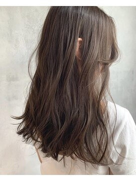 キチ(kichi.) [kichi.] セミロング×くすみベージュ