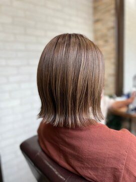 ハサミバイアトリエナガノ 千葉(8sami by atelier nagano) ショートボブ/センターパート/ツヤ髪/グラデーション/イヤリング