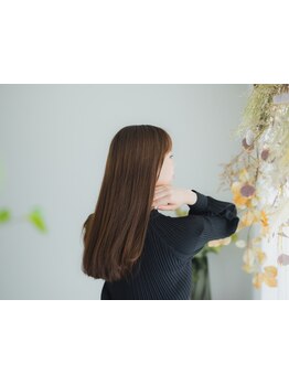 こだわりのトリートメントで、思わず触れたくなるような艶感を実現！カラーとセットでの施術がオススメ◎