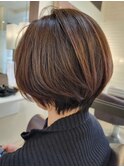 丸みショートボブで絶壁解消ハイライトカラーで立体感をプラス