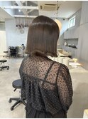 切りっぱなしボブと赤みなしオリーブベージュ