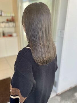  ストレート×くすみベージュで大人っぽく