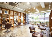 ロベルシ(ROVERSI)の雰囲気（木で造られたおしゃれで落ち着きのある店内。）