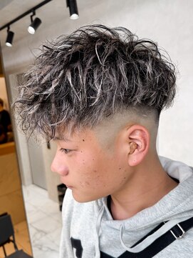 ルーシー 渋谷(LUCEY) バロックパーマスペインカールホワイトメッシュスキンフェード