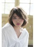 ミディアムヘアにハイライトでオシャレ度UP!