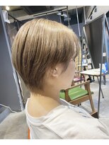 エミュー(emue)&nbsp;センターパート丸み×くびれショート×シークレットハイライト