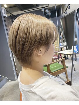 エミュー(emue) センターパート丸み×くびれショート×シークレットハイライト