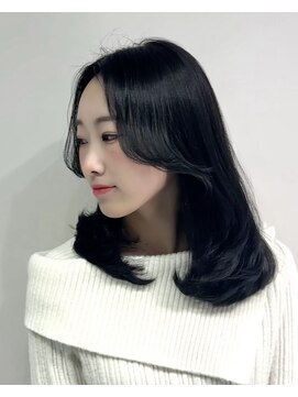 ワン バイ ジエクト(One by The Ect) レイヤーロング似合わせカット黒髪アッシュ毛流れセンターパート