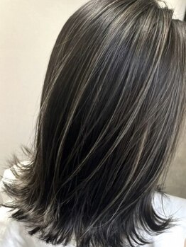 アーティス ココ(Artice.cocco)の写真/髪と頭皮に優しい薬剤を使用。髪のダメージを最小限に抑え、ツヤと潤いを与えるので若々しい印象に♪