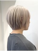 ハイトーン切りっぱなしショートボブホワイトブロンドベージュ