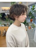 決めすぎないルーズなショートパーマ