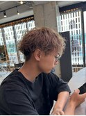 ミルクティーベージュ×波巻きツイスパでハイトーンパーマ
