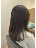 オリーブベージュのミディアムスタイル