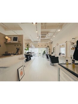 《HPB Award 2024 BEST SALON GOLD Prize受賞》一度店内に入ればリラックス出来る非日常空間を提供します。