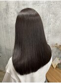 柔らかく透けるアッシュブラウンで大人の艶髪に