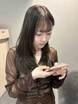 リヴナ(Livna) 赤みを抑えた透けるオリーブ