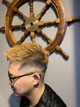 バーバー スタジオ ラフテル(Barber Studio RAFTEL) 金髪メガネスキンフェード