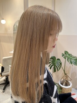 シダ(sida) 黒色ファッションと「相性抜群」ハイトーンベージュカラー