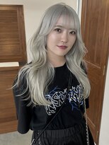 リヴ ウメダ(LIV umeda)&nbsp;ホワイトシルバー/トリプルカラー/ブリーチ2回/ケアブリーチ