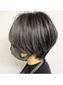 ショートヘア×シルバーグレージュ