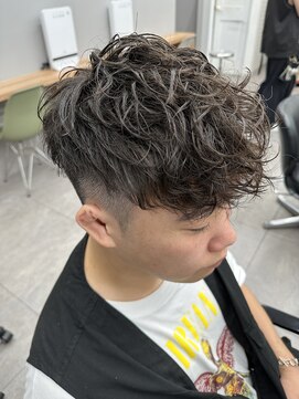 オムデュー(HOMME DEUX) 【AOI】パーマ緩めスペインカール