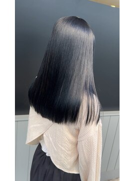 スリーク バイ ロイ 円町本店(sleek by roy) ツヤツヤ透明感のブルーブラック。