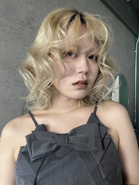 キャロルガーデンズ ボコカ 表参道(Carroll Gardens bococa) ブリーチ、抜きっぱなしブロンド、ミディアム