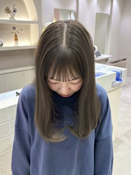 ニモ(NIMO.) ワンカラーで透明感たっぷり、色素薄めolive beige