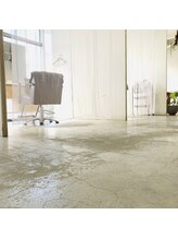 心地よいジャズが静かに流れる店内は、日常の忙しさを忘れさせてくれる洗練された大人な空間