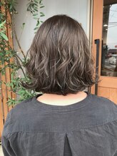 イロ 美容室(IRO+) カーキグレージュ × ハイライトで立体ヘアに！ by白井