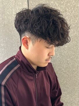 ヒュイル バイ ニアウ(Hwyl by Niau) スペインカールスパイラルパーマメンズマッシュフェードカット