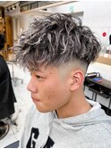 スペインカールバロックパーマホワイトメッシュフェード短髪
