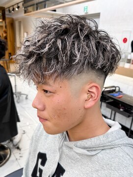 ルーシー 渋谷(LUCEY) スペインカールバロックパーマホワイトメッシュフェード短髪