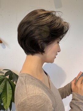 たっぷりレイヤーのフレンチショートボブ20代30代40代